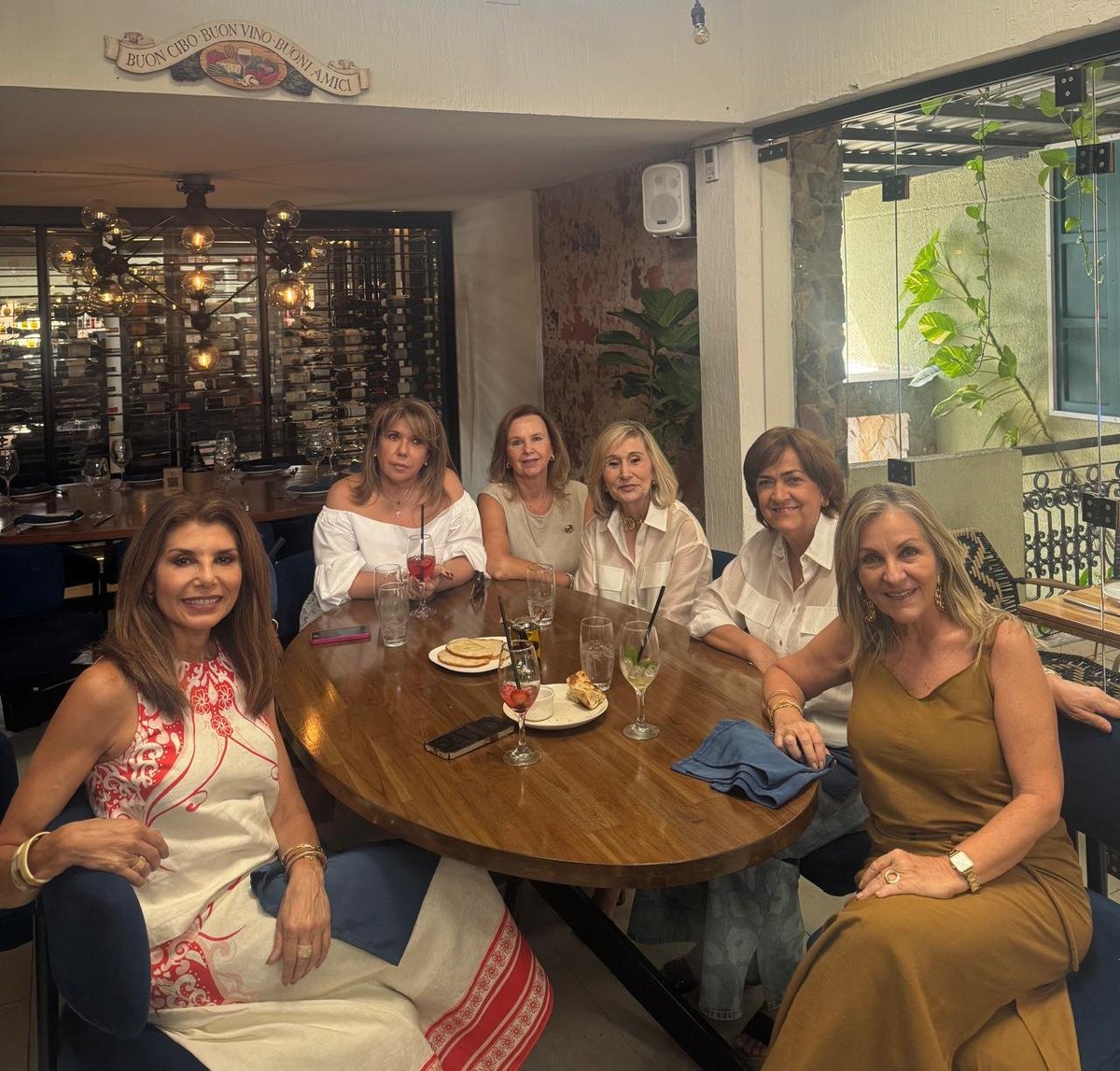 patriciajaniot's tweet photo. ¡Sigo celebrando la vida! 🎉❤️

Y qué mejor manera de hacerlo que junto a mis amigas de infancia, mis compañeras del colegio y con quienes me han brindado una amistad que perdura en el tiempo.

Sin importar cuántos años pasen, siguen estando, apoyando, ayudando, compartiendo y disfrutando esos momentos sencillos que nos enriquecen.✨
 
Gracias por ser parte de mi vida y de mi historia con cada año que compartimos para celebrar la vida. 
¡Qué bonito es seguir sumando recuerdos juntas! 🥹💕

Y ustedes, cuéntenme: ¿conservan sus amistades del colegio? ¡Los leo! 👀💬

#PatriciaJaniot #HappyBirthday #Cumpleaños #Amigos