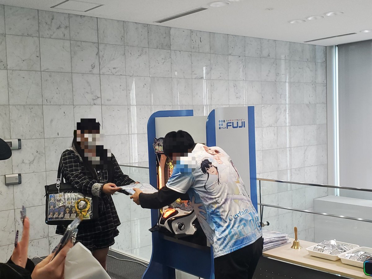 chosoku_sp's tweet photo. 抽選会は、とある3の実機を使って行います。一球だけスタートに入れて、それで大当たりすればフルグラフィックTシャツ獲得です！ハズれても参加賞は必ずもらえます！

フルグラは前面にインデックスが印刷されており、後ろにもヒロインいます。しかもウェディング仕様です

 #e禁書3試打会 https://t.co/OnS7bLtvb0