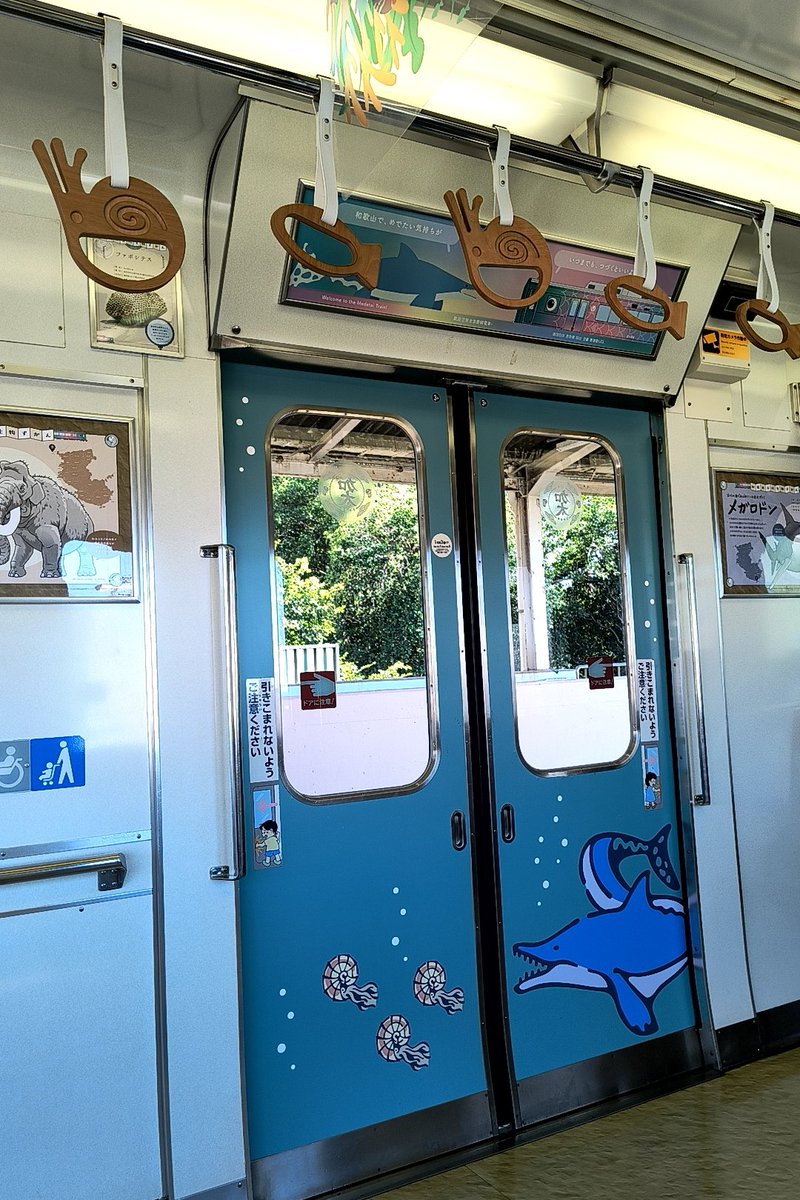 miraclehmk's tweet photo. めでたいでんしゃ かなた。つり革可愛い。車内も可愛い。 https://t.co/GPKCK8VWOm