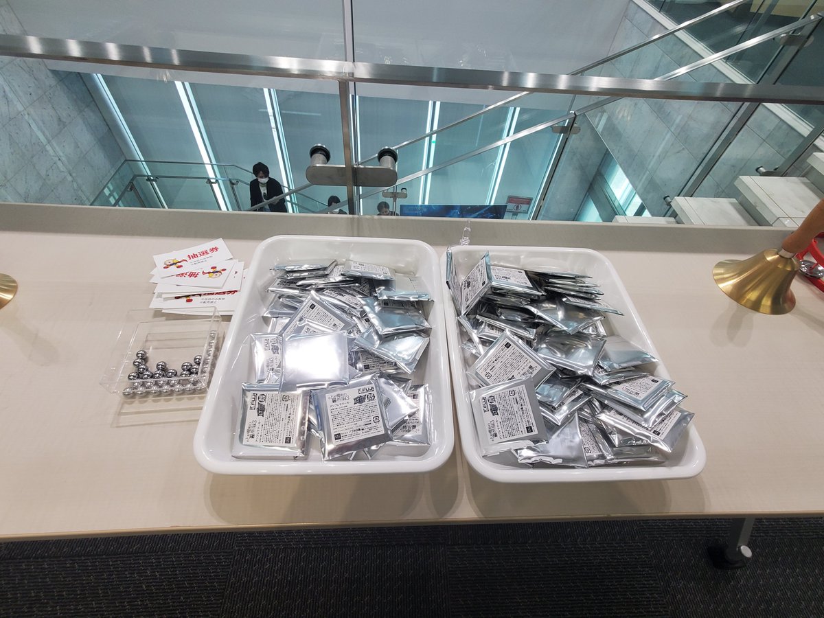 chosoku_sp's tweet photo. 抽選会は、とある3の実機を使って行います。一球だけスタートに入れて、それで大当たりすればフルグラフィックTシャツ獲得です！ハズれても参加賞は必ずもらえます！

フルグラは前面にインデックスが印刷されており、後ろにもヒロインいます。しかもウェディング仕様です

 #e禁書3試打会 https://t.co/OnS7bLtvb0