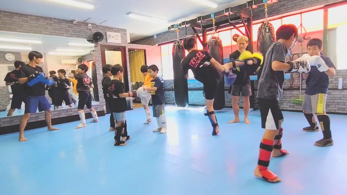 DiiSabaay's tweet photo. 土曜日のキッズクラス。
アマチュア大会出場組は試合に向けての練習です。

#千葉県 #市川市 #市川駅 #市川真間駅 #キックボクシングジ厶 #キッズクラス #土曜日 https://t.co/IC1CufxqkJ