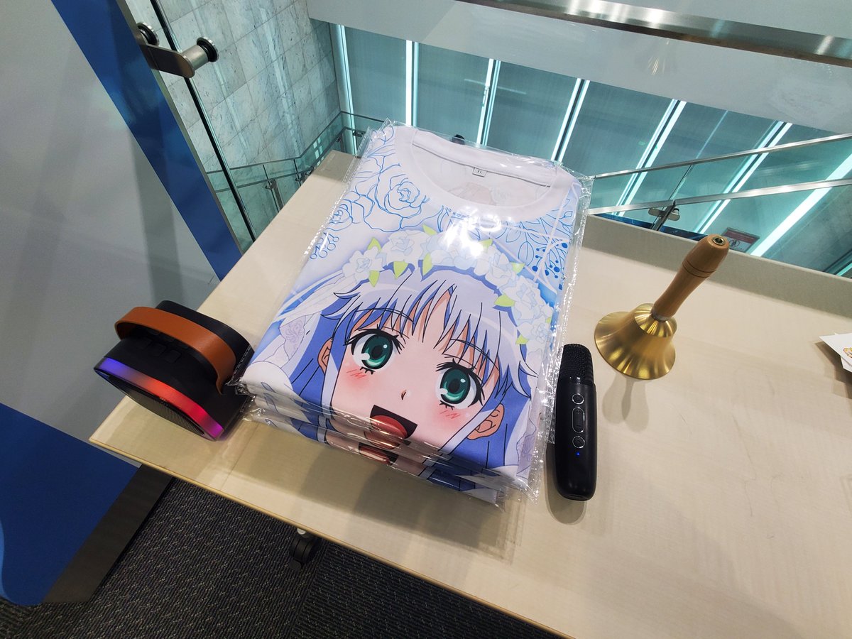 chosoku_sp's tweet photo. 抽選会は、とある3の実機を使って行います。一球だけスタートに入れて、それで大当たりすればフルグラフィックTシャツ獲得です！ハズれても参加賞は必ずもらえます！

フルグラは前面にインデックスが印刷されており、後ろにもヒロインいます。しかもウェディング仕様です

 #e禁書3試打会 https://t.co/OnS7bLtvb0