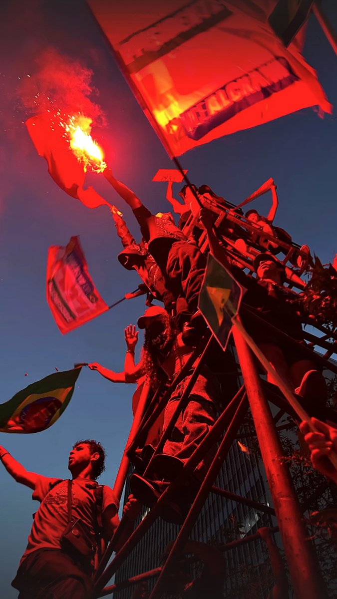 o_jurunense's tweet photo. Duas fotos incríveis das manifestações históricas a favor da democracia pelo Brasil:

1. Foto de @rrosarafaela em Brasília.

2. Foto de @phvds777 em BH. https://t.co/jjAhezsnFC