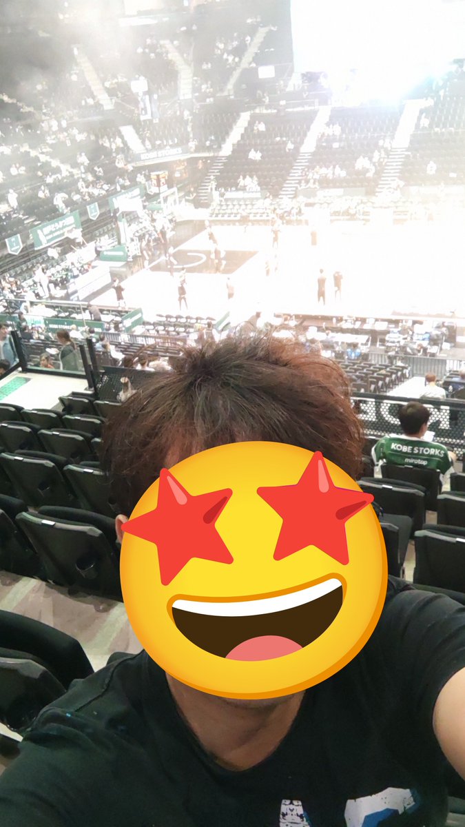 orudegaja's tweet photo. ‼️皆様こんにちは‼️
⚡️念願のGLIONアリーナ⚡️
招待チケットで３階から★
フォローワーさんに連れてきてもらえて、現地で１人友達ができた♥
美味しい食事を食べて🫕
試合まで待機中。
グッズは欲しいけど我慢😭
その分試合を見に行く👊👍
神戸ストークスを全力応援するぞー
#神戸ストークス https://t.co/DdoD4yYRks