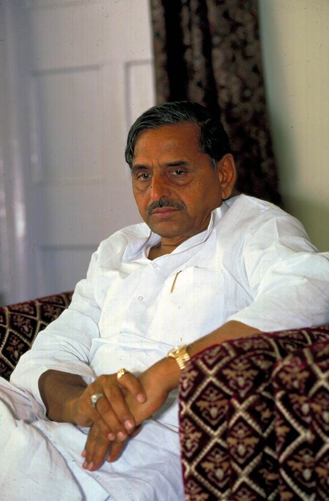 BHEEM_BAUDH's tweet photo. बहुजन मसीहा मान्यवर श्री कांशीराम साहेब 
मुलायम सिंह यादव को गुंडा कहते थे सुनिए -

रजत शर्मा : आजकल मुलायम सिंह का मोरल डाउन है उनकी मदद करेंगे

कांशीराम साहेब : अगर गुंडों का मोरल डाउन हो जाये तो मै जरूरी नहीं समझता उनका मनोबल बढ़ाऊं ..

मान्यवर साहेब बहुत बड़े नेता थे 🙏🙏 https://t.co/knb2C24reV