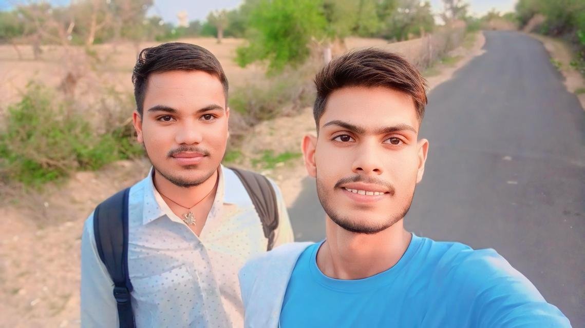 AshokSelwar's tweet photo. दुरियां मायने नहीं रखती मेरें खास दोस्त खास तो हमेशा खास ही रहता है।

@AshokSelwar #BhaiBhai #AshokRohit #SchoolTime #NewPost https://t.co/6trjSuPMnY