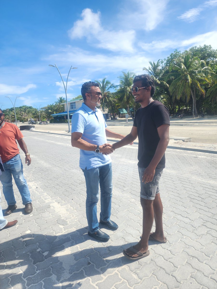 Mohamedfaisalv's tweet photo. ޕީޖީ ލީޑަރު، ހިތަދޫ ދެކުނު ދާއިރާގެ ޢިއްޒަތްތެރި މެމްބަރު އިބްރާހީމް ނާޒިލް، ރ. އަތޮޅަށް ކުރައްވަމުން ގެންދަވާ "#ފުދުންތެރިދިވެހިރާއްޖެ" ދަތުރުފުޅުގެ މިއަދުގެ ފުރަތަމަ މަންޒިލެއްގެ ގޮތުން ރ ހުޅުދުއްފާރަށް ވަޑައިގަތުން..@HithadhooNazil @aabaareh @abdulla_shahid https://t.co/MPgChCCgs4
