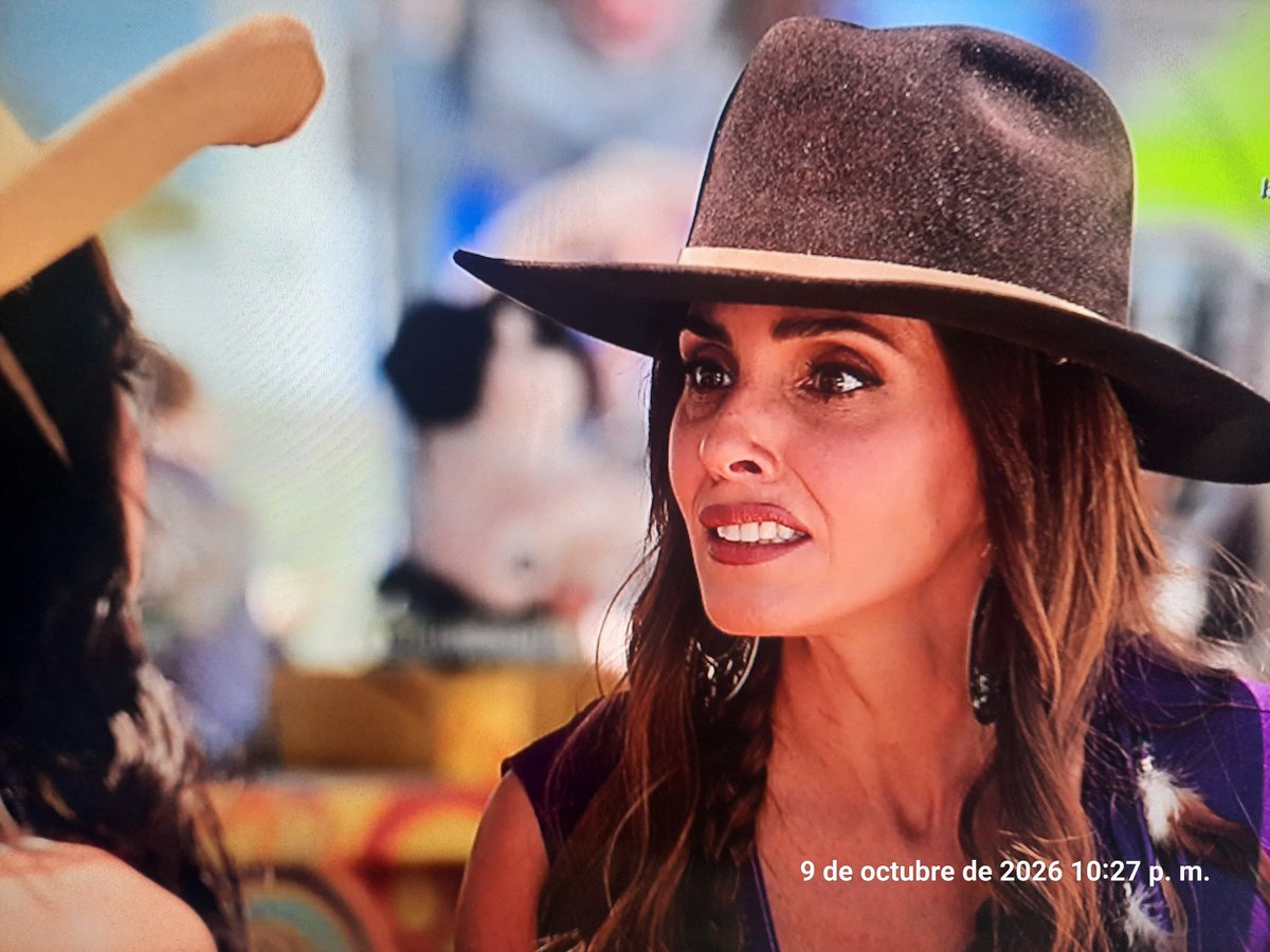 AngieLClub's tweet photo. Cap. 5 #Tierradeamorycoraje Estrella 🤠⭐️⭐️⭐️👗👜👢👢👒 #MarContreras @MarContrerasOF 👑❤️🌊 https://t.co/9szXXdy9fI