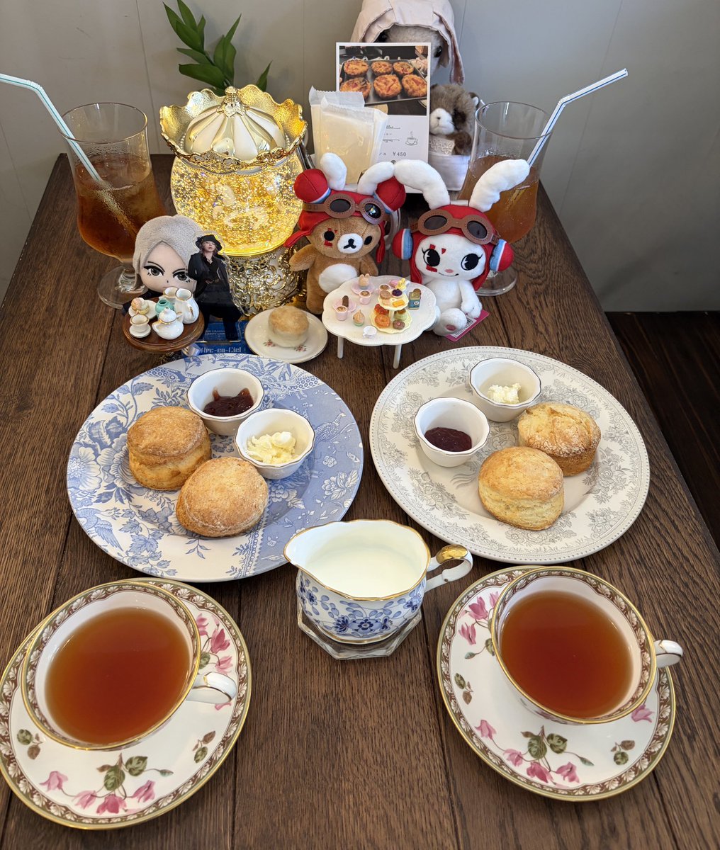 miwachi666's tweet photo. ずっと行きたかった新宿のBIRTHDAY MOREさんでティーフリーパーティー
ぬい用の小さなティーセットとかあって可愛すぎた

メイドさんに、光るメリーゴーランドがhydeさんに似合います！と言われたので存分に回させていただきました✨ https://t.co/HNmAHmIVxG