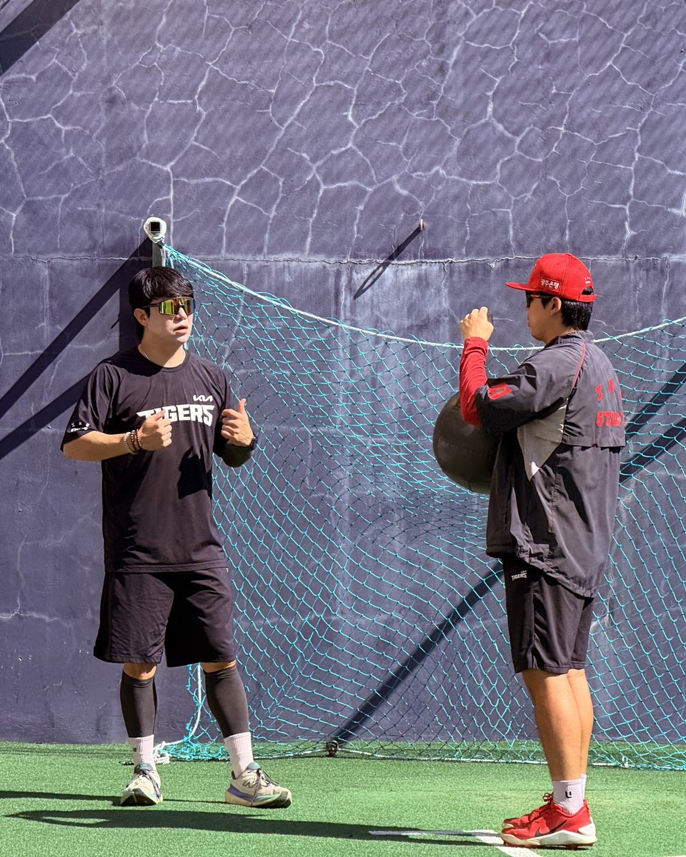 Kiatigers's tweet photo. #오프더갸코드

현종스쿨로 시작하는 동하의 하루 https://t.co/FVHicxTP4Q
