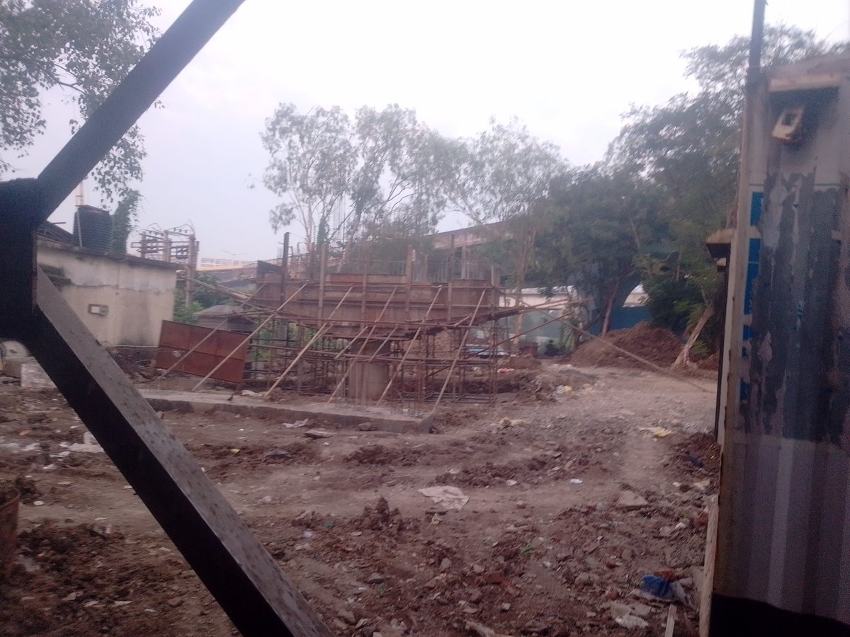 AttackerOP429's tweet photo. @jayadevrmenon @Sahilinfra2 See this, the is the FOB to tilaknagar metro station. https://t.co/zswZ9XQUh7
