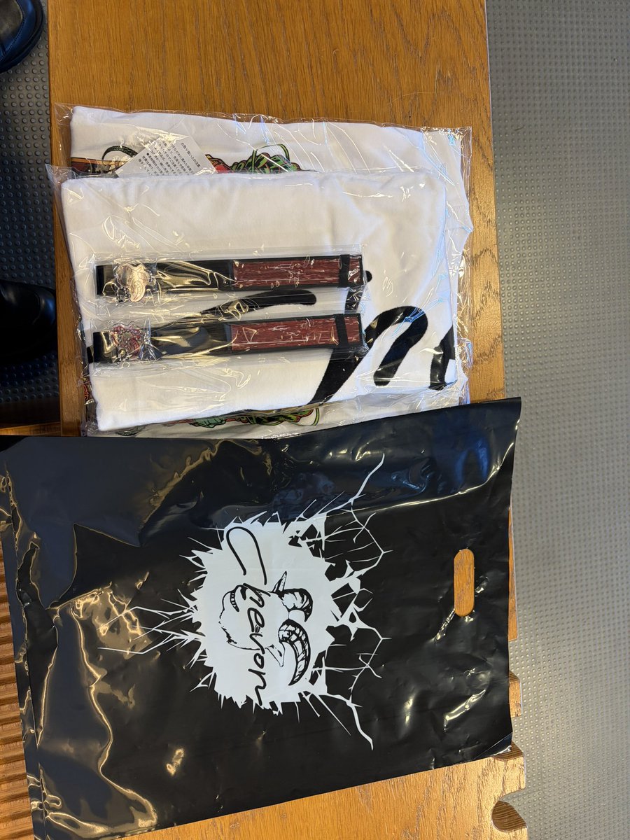 Yupicrhg's tweet photo. 扇子買えました！皆さんが買えますように！ https://t.co/7qx8v5K1m0