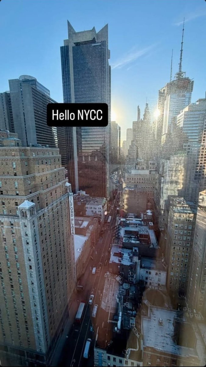MasFarandulaOf's tweet photo. Descuido Venga la Alegría 🫣

El actor Tom Welling compartió la siguiente historia en instagram donde el reflejo deja ver algo más que la ciudad de NY https://t.co/ZHOgl37iW6