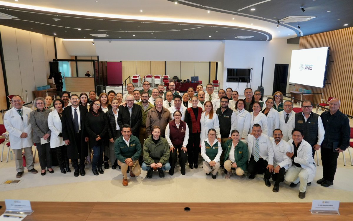 Claudiashein's tweet photo. Me reuní con las y los directores de los hospitales del IMSS Bienestar en Hidalgo para dialogar sobre los avances y retos del sistema de salud en nuestro estado.

Durante el encuentro, coincidieron en que la federalización ha contribuido a mejorar las condiciones de los hospitales. También abordamos dos temas prioritarios: el fortalecimiento de la plantilla de médicas y médicos especialistas y la mejora del sistema de ambulancias para brindar una atención más oportuna de traslado entre hospitales. 

Seguiremos trabajando de manera coordinada para fortalecer los servicios de salud y garantizar una atención digna y de calidad para todas y todos los mexicanos.
