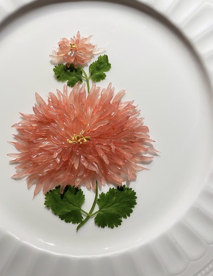 1_plum62546's tweet photo. Have you found out what this chrysanthemum is made of? Grapefruit pulp !
So，do you want to keep it for a while for appreciation or eat it without a second thought because you didnt see a flower at all?🤣 https://t.co/7dIHaiN7Hm
