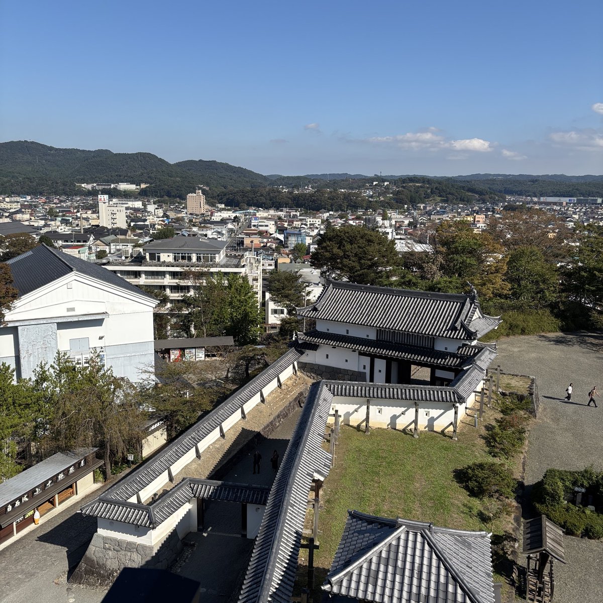 macchi_oops's tweet photo. 白石城、暑くなってきた
復元天守だけど、木造なのは素晴らしい
東北三姉妹とのコラボグッズ多数 https://t.co/n2qTaRE4vx