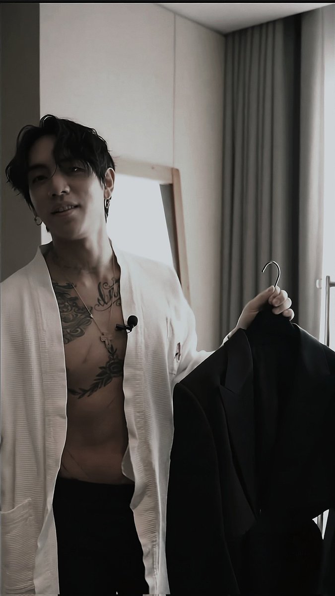 integralous's tweet photo. ㅤㅤ
ㅤ𝗩𝗜𝗟𝗟𝗔 𝗣𝗜𝗭𝗭𝗢, 𝗜𝗧𝗔𝗟𝗬.
ㅤ𝗦𝗩𝗕𝗟𝗢𝗢𝗠𝗜𝗡𝗢𝗖𝗧

Behind the scenes of the big day—getting suit-ready, cleaned up, and counting down the minutes until I see Selene.
ㅤ https://t.co/lVwKiDvXlC