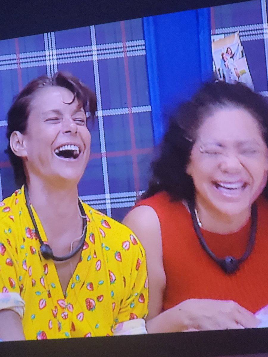 mariaiglc's tweet photo. #AFazenda
Rindo com essas duas ♡ https://t.co/bU1s5uxRfa