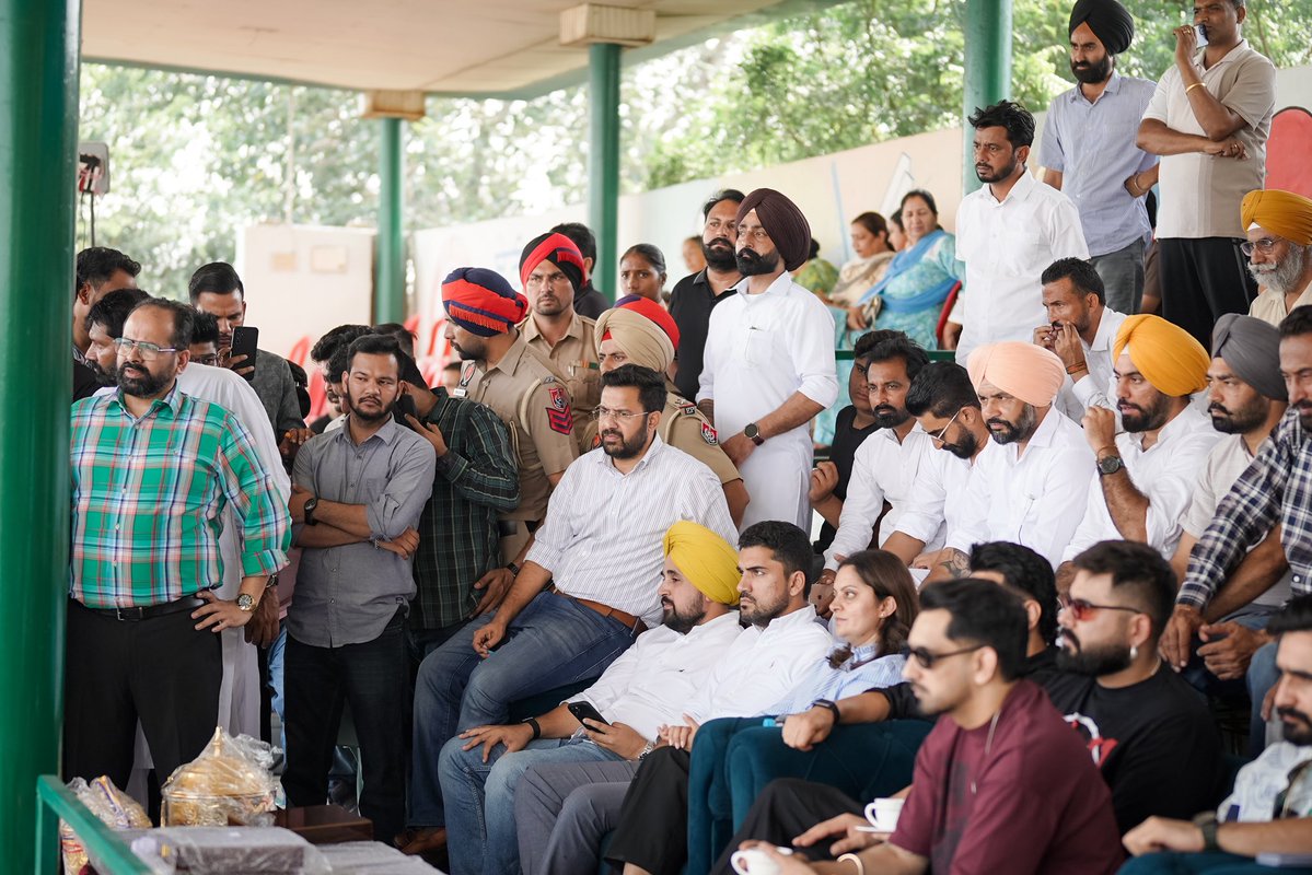 HarinderDhaliwl's tweet photo. ਸੰਸਦ ਮੈਂਬਰ ਗੁਰਮੀਤ ਸਿੰਘ ਮੀਤ ਹੇਅਰ ਜੀ ਨਾਲ਼ ਹਲਕਾ ਬਰਨਾਲਾ ਦੇ ਨੌਜਵਾਨਾਂ ਨੂੰ ਖੇਡਾਂ ਦੇ ਖੇਤਰ ਵਿਚ ਹੋਰ ਮੌਕੇ ਦੇਣ ਅਤੇ ਖੇਡ ਸੱਭਿਆਚਾਰ ਨੂੰ ਹੁਲਾਰਾ ਦੇਣ ਲਈ ਅੱਜ ਬਰਨਾਲਾ ਚੈਪੀਅਨਜ਼ ਕੱਪ ਦਾ ਆਗਾਜ਼ ਕੀਤਾ। ਇਸ ਮੌਕੇ ਭਾਰਤੀ ਹਾਕੀ ਟੀਮ ਦੇ ਕਪਤਾਨ ਹਰਮਨਪ੍ਰੀਤ ਸਿੰਘ, ਉਲੰਪੀਅਨ ਨਿਸ਼ਾਨੇਬਾਜ਼ ਅਵਨੀਤ ਕੌਰ ਸਿੱਧੂ, ਭਾਰਤੀ ਕ੍ਰਿਕਟ ਕਪਤਾਨ ਸ਼ੁਭਮਨ ਗਿੱਲ ਦੇ ਪਿਤਾ ਸ. ਲਖਵਿੰਦਰ ਸਿੰਘ ਗਿੱਲ, ਸੰਗੀਤ ਤੇ ਫਿਲਮ ਜਗਤ ਤੋਂ ਕਰਮਜੀਤ ਅਨਮੋਲ, ਜਗਜੀਤ ਸੰਧੂ, ਨਿੰਜਾ, ਕੁਲਵਿੰਦਰ ਬਿੱਲਾ ਤੇ ਬੱਬਲ ਰਾਏ ਨੇ ਵਿਸ਼ੇਸ਼ ਤੌਰ ‘ਤੇ ਸ਼ਿਰਕਤ ਕਰ ਕੇ ਸਾਡਾ ਮਾਣ ਵਧਾਇਆ। ਮੈਂ ਸਭ ਦਾ ਤਹਿ ਦਿਲੋਂ ਧੰਨਵਾਦੀ ਹਾਂ ਜਿਨ੍ਹਾਂ ਉਚੇਚੇ ਤੌਰ ਉੱਤੇ ਪਹੁੰਚ ਕੇ ਖਿਡਾਰੀਆਂ ਦਾ ਹੌਸਲਾ ਵਧਾਇਆ। ਇਸ ਮੌਕੇ ਡਿਪਟੀ ਕਮਿਸ਼ਨਰ ਹਰਪ੍ਰੀਤ ਸਿੰਘ, ਐਸ.ਐਸ.ਪੀ. ਮੁਹੰਮਦ ਸਰਫਰਾਜ਼ ਆਲਮ ਸਮੇਤ ਜ਼ਿਲਾ ਪ੍ਰਸ਼ਾਸਨ ਦੇ ਅਧਿਕਾਰੀ ਹਾਜ਼ਰ ਸਨ। ਟੂਰਨਾਮੈਂਟ ਦੌਰਾਨ ਪਹਿਲਾ ਇਨਾਮ 3 ਲੱਖ ਰੁਪਏ, ਦੂਜਾ ਇਨਾਮ 1.5 ਲੱਖ ਰੁਪਏ, ਤੀਜਾ ਇਨਾਮ 1 ਲੱਖ ਰੁਪਏ ਅਤੇ ਚੌਥਾ ਇਨਾਮ 51 ਹਜ਼ਾਰ ਰੁਪਏ ਹੋਵੇਗਾ। ਇਸਦੇ ਨਾਲ ਹੀ ਪਹਿਲੇ ਨੰਬਰ 'ਤੇ ਰਹਿਣ ਵਾਲੀ ਟੀਮ ਦੇ ਸਬੰਧਿਤ ਵਾਰਡ ਜਾਂ ਗ੍ਰਾਮ ਪੰਚਾਇਤ ਨੂੰ 11 ਲੱਖ ਰੁਪਏ ਦੀ ਗ੍ਰਾਂਟ ਦਿੱਤੀ ਜਾਵੇਗੀ ਅਤੇ ਦੂਜੇ ਨੰਬਰ 'ਤੇ ਰਹਿਣ ਵਾਲੀ ਟੀਮ ਦੇ ਵਾਰਡ ਜਾਂ ਗ੍ਰਾਮ ਪੰਚਾਇਤ ਨੂੰ 6 ਲੱਖ ਰੁਪਏ ਦੀ ਗ੍ਰਾਂਟ ਐਮ.ਪੀ. ਲੈਡ ਫੰਡ ਵਿਚੋਂ ਦਿੱਤੀ ਜਾਵੇਗੀ।

@meet_hayer 

#BarnalaNews #barnala #punjab #cricketlovers