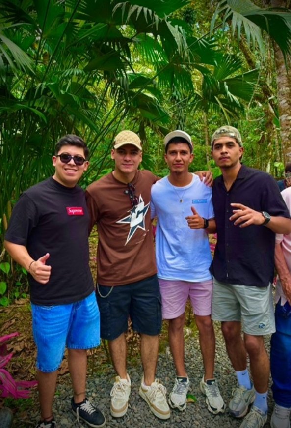 Doron4t's tweet photo. Aquí en una tarde de paseo en la selva con mi lidel https://t.co/58mm0yaUf9