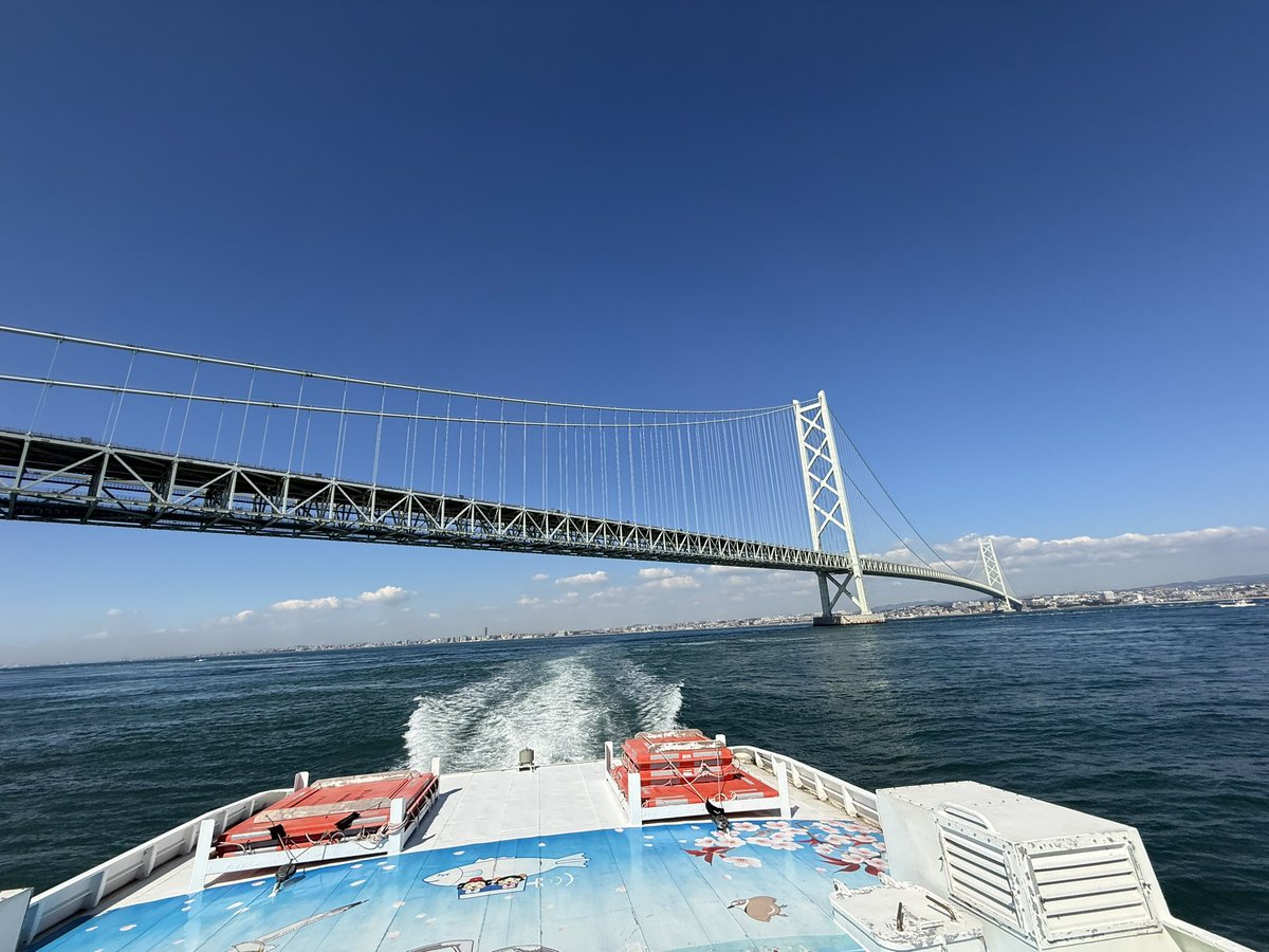 arika_sp's tweet photo. 小腹満たした後、海峡フェリーに乗り海峡を通過。海風が心地よく明石大橋の真下を眺められた。 https://t.co/NZh5UrTClG