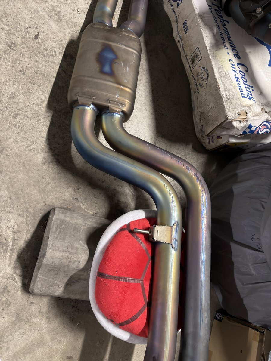 f80_M3_'s tweet photo. 【拡散希望】
マフラー売ります
F87 M2C用アクラポビッチ　エボリューションライン（中間＋リアピ）
バルブコントローラー付き（多分テクMのやつ）

値段：60万円

中間、リアピのパイプ共に擦り傷ありますが穴明きは無く問題無く使用できてました
値下げ交渉有でDMでお願いします https://t.co/fe1VgWGjZI