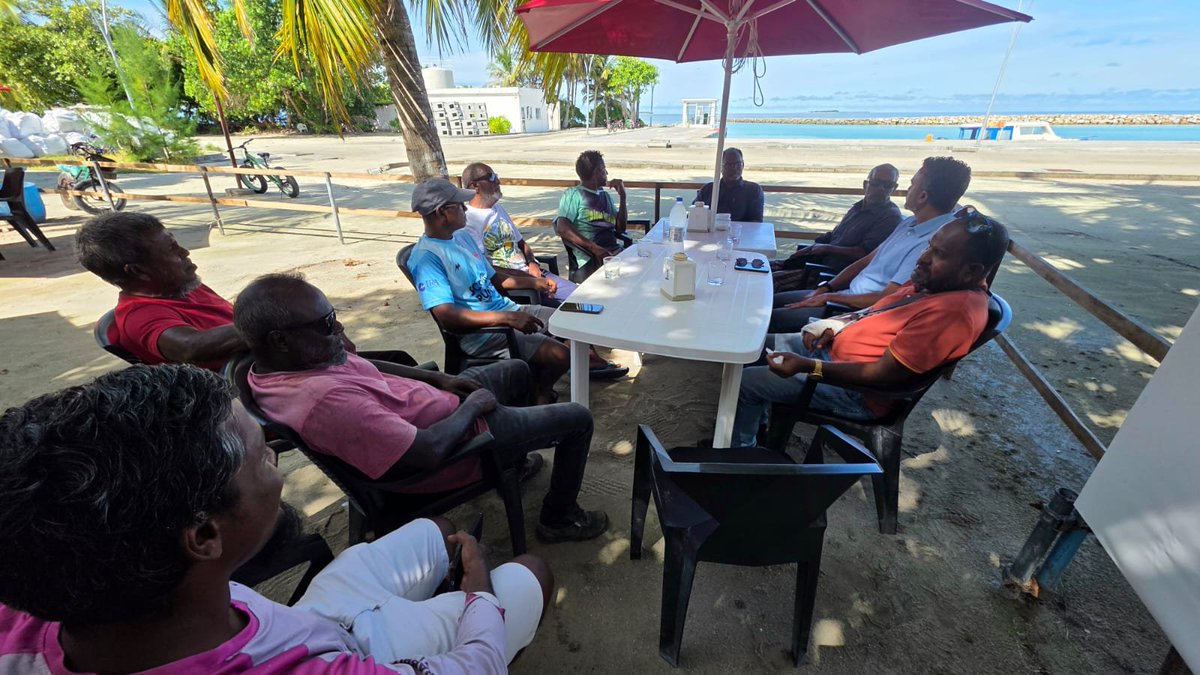 Mohamedfaisalv's tweet photo. ޕީޖީ ލީޑަރު، ހިތަދޫ ދެކުނު ދާއިރާގެ ޢިއްޒަތްތެރި މެމްބަރު އިބްރާހީމް ނާޒިލް، ރ. އަތޮޅަށް ކުރައްވަމުން ގެންދަވާ "#ފުދުންތެރިދިވެހިރާއްޖެ" ދަތުރުފުޅުގެ މިއަދުގެ ފުރަތަމަ މަންޒިލެއްގެ ގޮތުން ރ ހުޅުދުއްފާރަށް ވަޑައިގަތުން..@HithadhooNazil @aabaareh @abdulla_shahid https://t.co/g3hCRej14M
