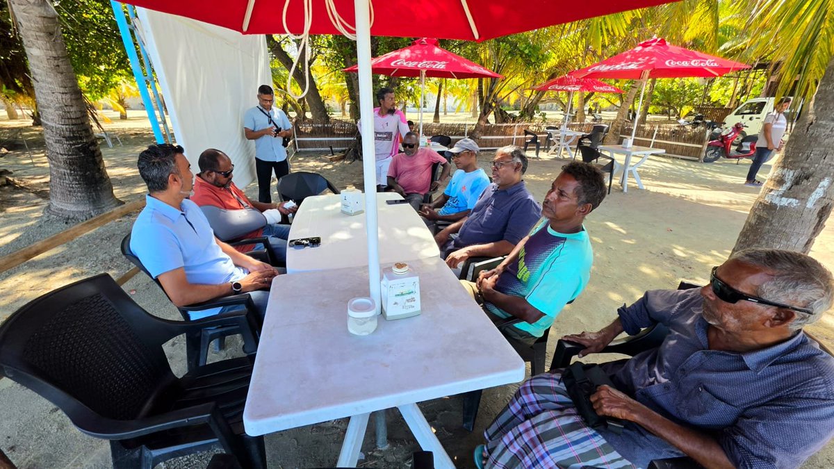 Mohamedfaisalv's tweet photo. ޕީޖީ ލީޑަރު، ހިތަދޫ ދެކުނު ދާއިރާގެ ޢިއްޒަތްތެރި މެމްބަރު އިބްރާހީމް ނާޒިލް، ރ. އަތޮޅަށް ކުރައްވަމުން ގެންދަވާ "#ފުދުންތެރިދިވެހިރާއްޖެ" ދަތުރުފުޅުގެ މިއަދުގެ ފުރަތަމަ މަންޒިލެއްގެ ގޮތުން ރ ހުޅުދުއްފާރަށް ވަޑައިގަތުން..@HithadhooNazil @aabaareh @abdulla_shahid https://t.co/g3hCRej14M