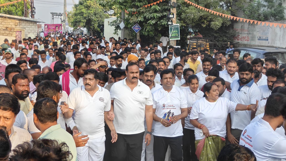 DrGadariBRS's tweet photo. సూర్యాపేట జిల్లా కేంద్రంలో కదం తొక్కిన గులాబీ శ్రేణులు...

సూర్యాపేట జిల్లా ఏర్పడి 10 వసంతాలు పూర్తి అయిన సందర్భంగా BRS పార్టీ ఆధ్వర్యంలో ఘనంగా దశాబ్ది పండుగ ఉత్సవాలు నిర్వహించారు

సూర్యాపేట జిల్లా కేంద్రంలో 2K రన్ నిర్వహించి జిల్లా ఏర్పాటు చేసిన కేసీఆర్ గారికి కృతజ్ఞతలు తెలిపిన BRS కార్యకర్తలు, పట్టణ ప్రజలు, యువత... ఈ కార్యక్రమానికి ముఖ్య అతిధులుగా హాజరైన మాజీ ఎమ్మెల్యేలు డా.గాదరి కిశోర్ కుమార్, బొల్లం మల్లయ్య యాదవ్, జిల్లా పార్టీ అధ్యక్షుడు, మాజీ ఎంపీ లింగయ్య యాదవ్, మాజీ జెడ్పీ చైర్మన్ దీపిక యుగేందర్ రావు, హుజుర్నగర్ నియోజకవర్గ ఇంచార్జి ఒంటెద్దు నరసింహ రెడ్డి, రాష్ట్ర నాయకులు వై.వెంకటేశ్వర్లు, నంద్యాల  దయాకర్ రెడ్డి, సద్దల చెరువు నుండి కొత్త బస్ స్టాండ్ వరకు 2 కిలోమీటర్లు  ర్యాలీ నిర్వహించిన శ్రేణులు..

సూర్యాపేట,తుంగతుర్తి  హుజుర్నగర్, కోదాడ నియోజకవర్గల నుండి భారీగా తరలి వచ్చిన కార్యకర్తలు....జిల్లా ఏర్పాటైన తర్వాత ఊహకందని విదంగా సూర్యాపేట అభివృద్ధి జరిగింది.. జగదీష్ రెడ్డి గారు అహర్నిశలు కృషి చేసి జిల్లా కలెక్టరేట్, SP ఆఫీస్, మెడికల్ కాలేజి, ట్యాంక్ బండ్, ఇంటిగ్రేటెడ్ మార్కెట్ SRSP జలాలు , గురుకులాలూ, నియోజకవర్గంలల్లో  6 వేల కోట్లతో అభివృద్ధి పనులు జరిగాయి... ఇవి అన్ని నేటి తరం యువతకు విడమరిచి చెప్పిన తుంగతుర్తి మాజీ ఎమ్మెల్యే డా.గాదరి కిశోర్ కుమార్ గారు....ముందుచూపు దర్శనీత తో  కేసీఆర్ గారు ఏర్పాటు చేసిన కొత్త జిల్లా లు అభివృద్ధి కి ముఖద్వారాలుగా నిలిచాయి...ముఖ్యంగా సూర్యాపేట జిల్లా అద్భుతమైన అభివృద్ధి జరిగింది...పాలన ప్రజల ముంగిటకు వచ్చింది,, కంటి ముందు అధికారి, ఇంటి ముందు అభివృద్ధితో  నూతన జిల్లాల్లో సమ్మిళత అభివృద్ధి జరిగింది....ఏ చిన్న సమస్య వచ్చినా  కలెక్టర్ స్థాయి అధికారి ప్రజల వద్దకు వచ్చారు... ఎస్పీ ల నియామకం తో క్రైం రేట్ తగ్గింది.... జిల్లాలో నాయకత్వం పెరిగింది,, తలసరి ఆదాయం పెరిగింది..అధికార వికేంద్రీకరణతో అట్టడుగు వర్గాల ప్రజలకు సంక్షేమ అభివృద్ధి ఫలాలు అందాయి.. పిచ్చి తుగ్లక్ పాలన చేస్తున్న రేవంత్ రెడ్డి కి ఇవి ఏవి అర్థం కావు..ఎంతసేపు  వ్యక్తిగత ఆరోపణలు ,దోచుకోవడం మీదనే రేవంత్ కి ధ్యాస... నూతన జిల్లా ల ఏర్పాటు అనేది నవ శకానికి నాంది పలికింది... తెలంగాణ దేశానికే ఆదర్శంగా నిలిచింది... రేపటి గ్రాడ్యుయేషన్ ఎన్నికల్లో కాంగ్రెస్ కు కర్రు కాల్చివాత పెట్టాలి.. బిడ్డ రేవంత్ కేసీఆర్ ఓ చరిత్ర, ఓ ఉన్నత శిఖరం.. ఆయన ఆనవాళ్లు చేరిపేయాలని చూడటం ని మూర్ఖత్వం...

@BRSparty @KCRBRSPresident @KTRBRS @jagadishBRS @BRSParty_News @BRSTechCell