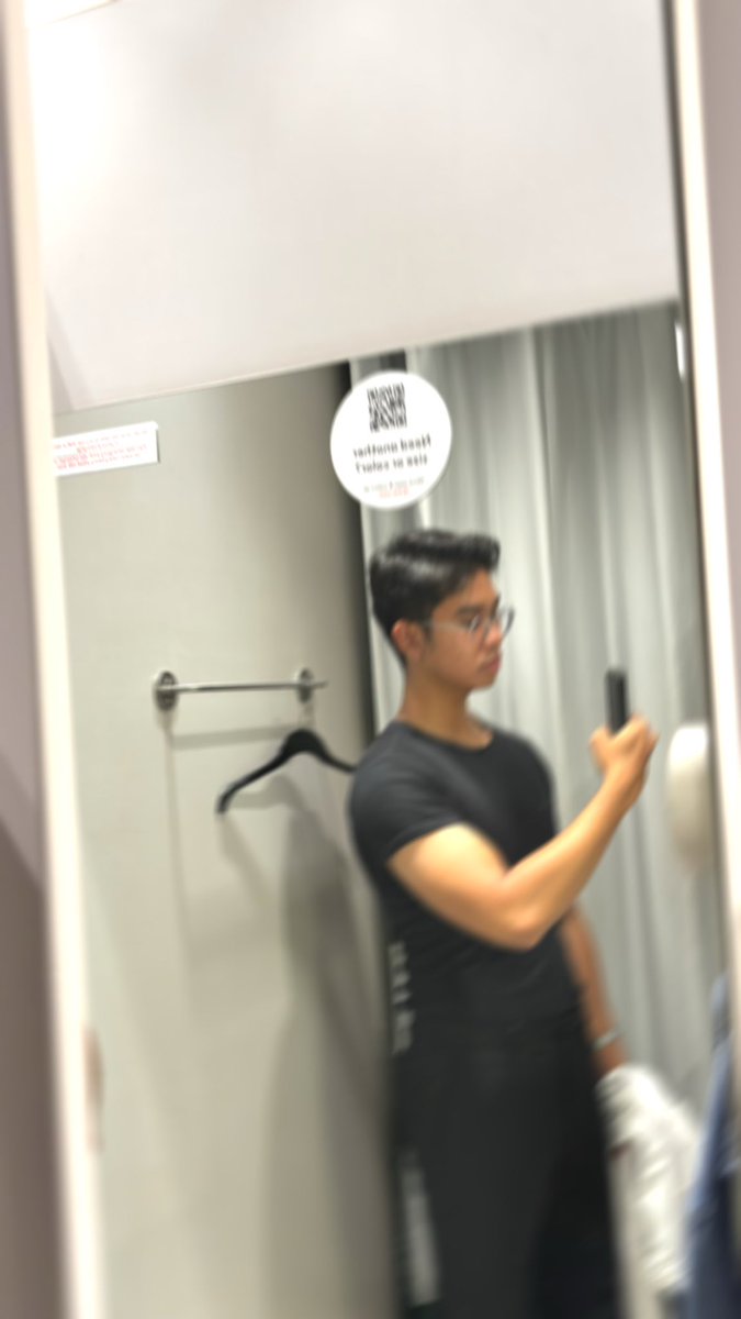 dusklayer_'s tweet photo. pada suka photo mirror ga sih kalau pas try on baju? https://t.co/xvugQXB8rL