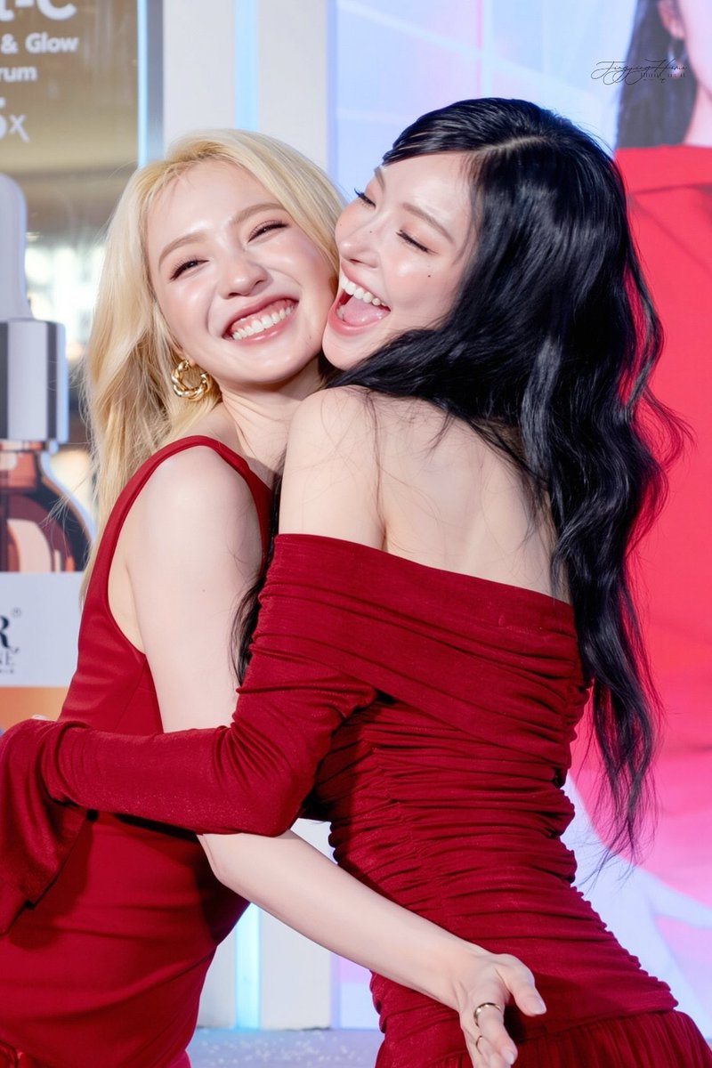 tychanx39's tweet photo. สองคนนี้ยิ้มเป็นเอกลักษณ์มากเลยอ่ะ น่ารักทั้งคู่เยย😭🤲🏻🤲🏻🤲🏻🤲🏻 https://t.co/OX6F6cNdYF