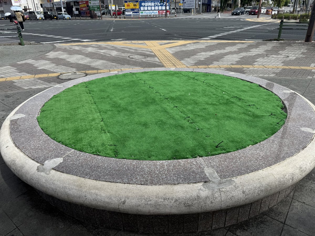 japanapei's tweet photo. 胡屋十字路

台風で折れた木の代わりにガジュマルのぬいぐるみ置いてみました。

小さすぎたので、はやく以前の木に帰ってきて欲しいです☺️ https://t.co/IGwZO2sgMg