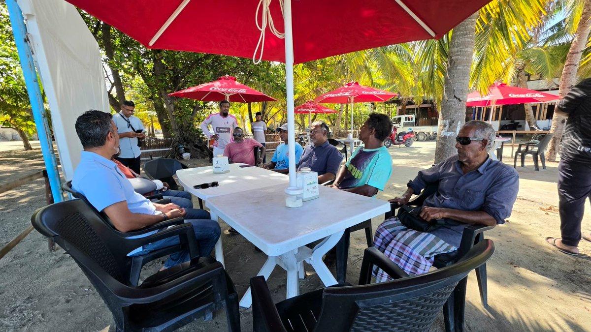 Muraidhooge's tweet photo. ޕީޖީ ލީޑަރު، ހިތަދޫ ދެކުނު ދާއިރާގެ ޢިއްޒަތްތެރި މެމްބަރު އިބްރާހީމް ނާޒިލް، ރ. އަތޮޅަށް ކުރައްވަމުން ގެންދަވާ "#ފުދުންތެރިދިވެހިރާއްޖެ" ދަތުރުފުޅުގެ މިއަދުގެ ފުރަތަމަ މަންޒިލެއްގެ ގޮތުން ރ ހުޅުދުއްފާރަށް ވަޑައިގަތުން..@HithadhooNazil @aabaareh @abdulla_shahid https://t.co/bIhp0MmRQn