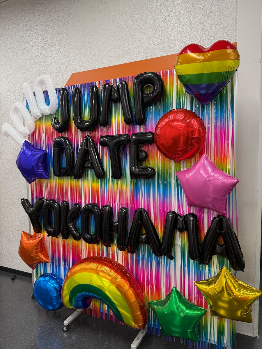 JUMP_Storm's tweet photo. *＼🎉 JUMPdate! 初日 🎉／*

快晴超えて晴天☀️
全国みなさんの熱気が
横浜をアツくさせています🔥

キラキラの愛とペンライトはお忘れなく！

#JUMPdate
#HeySɑyJUMP https://t.co/2Rij4If3f3