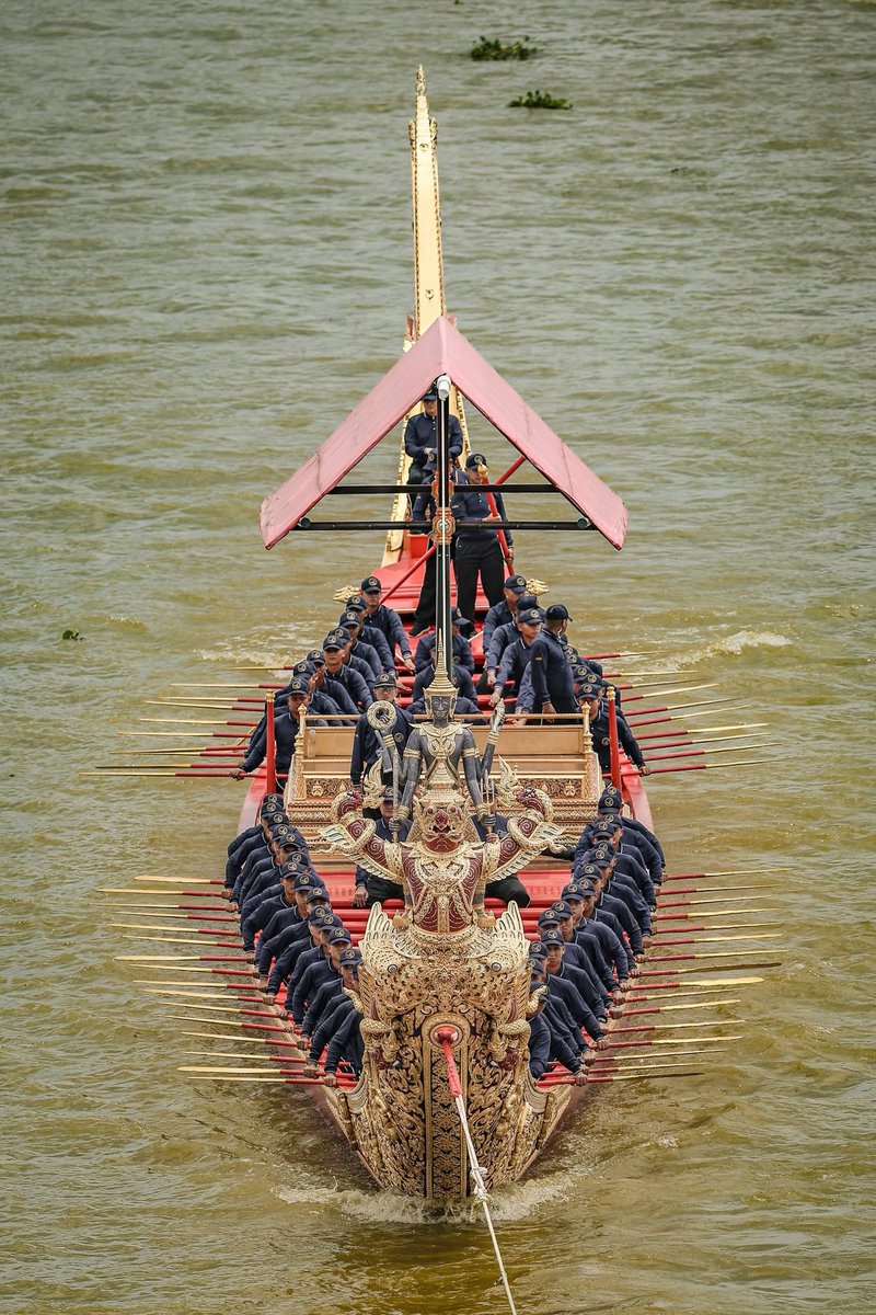 oudoudT's tweet photo. ภาพ top view พี่ช่างภาพถ่ายจากบนสะพานพระปิ่นเกล้า 
ซ้อมย่อยครั้งที่ 9 วันที่ 8 ตค 69 ที่ผ่านมา 
กว่าจะได้ภาพแบบนี้ ต้องยืนจ้องนานขนาดไหน 
ท่านฝีพายเก่งมากความพร้อมเพรียงสุด ๆ 🙏👍👏
แบ่งปันความงดงามของเรือพระที่นั่งนารายณ์ทรงสุบรรณ รัชกาลที่๙ ค่ะ 
ขอบคุณเจ้าของภาพค่ะ 
#เรือพระที่นั่งนารายณ์ทรงสุบรรณรัชกาลที่๙