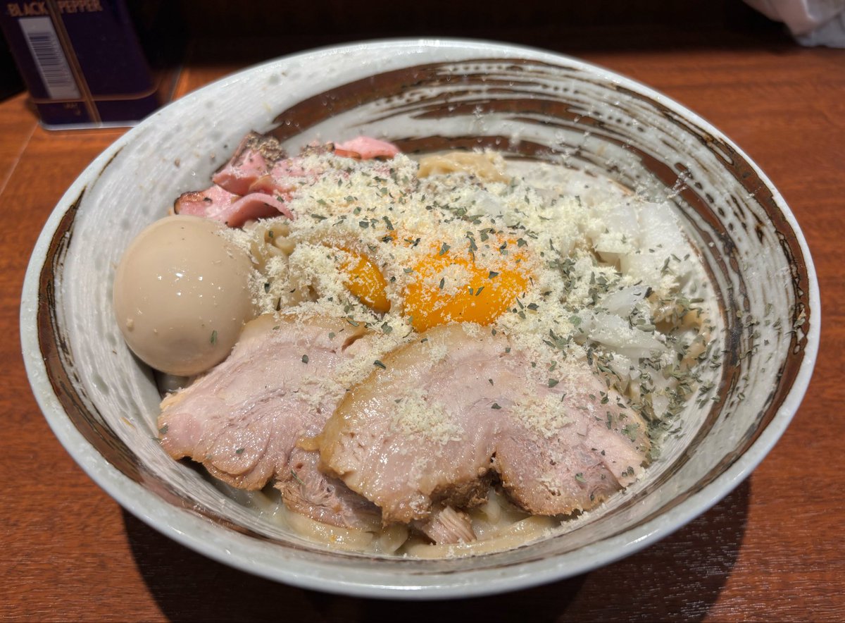 ahiro666's tweet photo. 【づかちゃん 港南台】
限定Fカルボナーラ＋粉チーズ＋大盛
久しぶりの訪問も全増し👌
ステッカーチャンスでバジル🌿プラス🍜

食欲がバグるほど美味い🤤
大盛が一瞬で無くなる美味さ
🥚ありがとうございました‼️

今日も美味しい一杯との出会いに感謝✨

#づかちゃん #港南台
#ahiroのラーメン食歴 https://t.co/aE6nFInIsJ