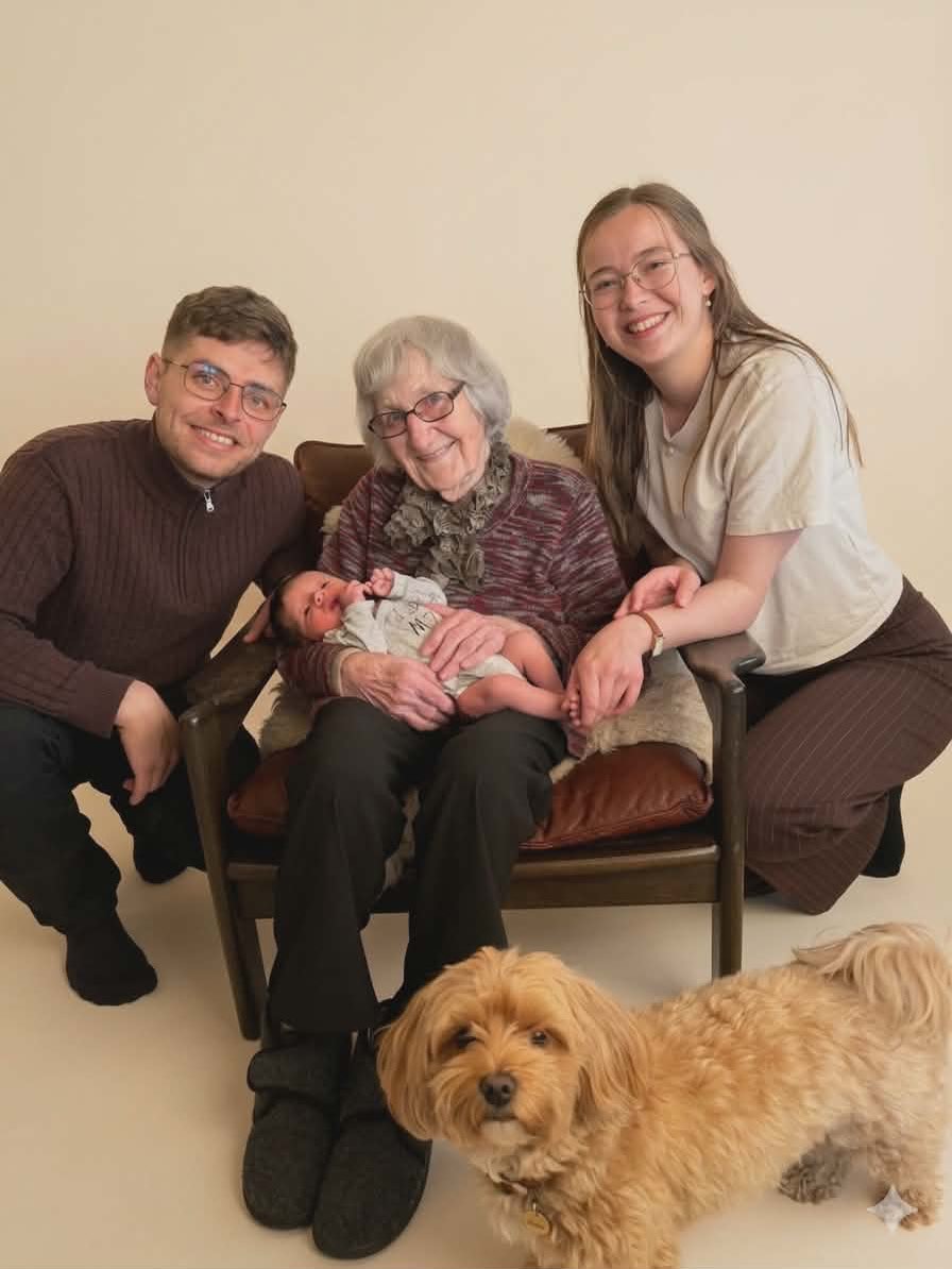PhilipAmsliigf's tweet photo. 4 generationer og besøg af 14 dage gammel Samuel Elias  og Filip og Cille https://t.co/UmTl0QeMI9