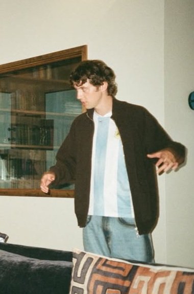 ecstasysprelude's tweet photo. troye a lo largo de los años con la misma remera argentina que le regalaron en 2019 🥺💘⭐️🌸☀️🧚🏻‍♀️ https://t.co/9UWQtlPHdj