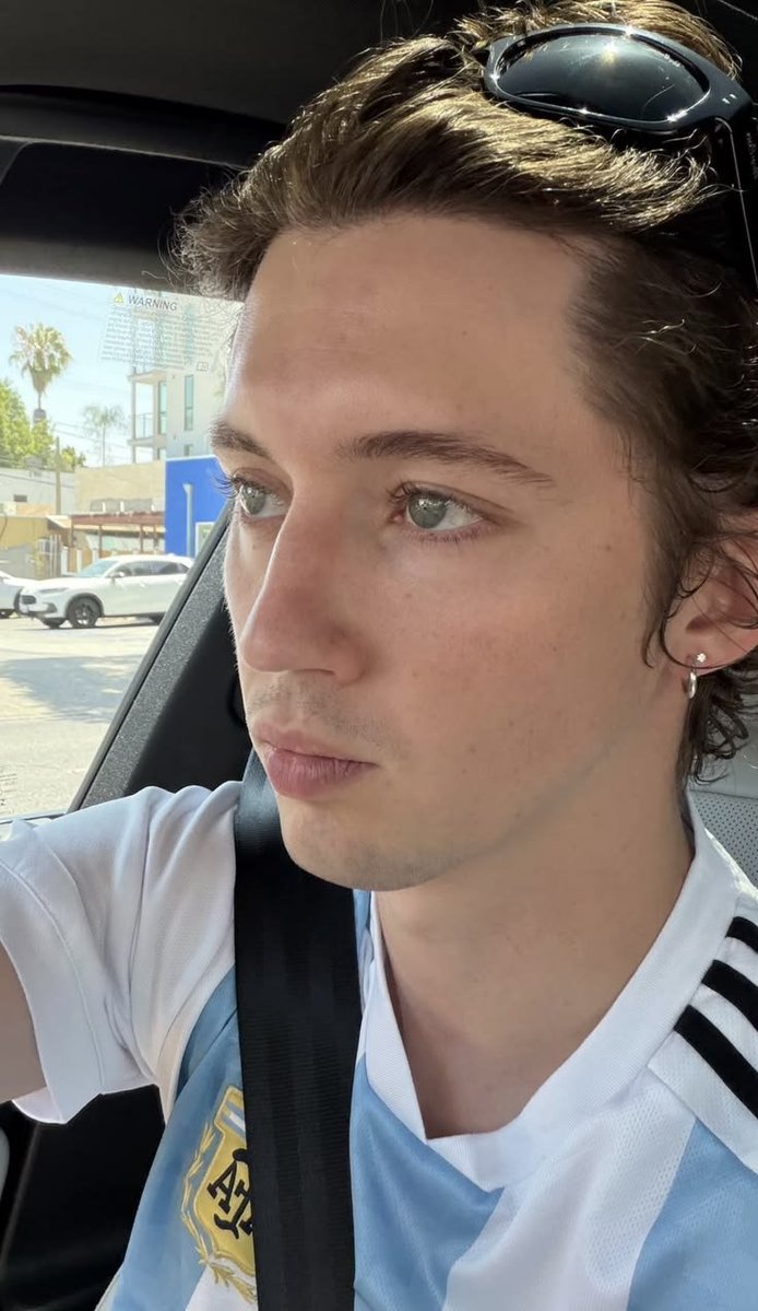 ecstasysprelude's tweet photo. troye a lo largo de los años con la misma remera argentina que le regalaron en 2019 🥺💘⭐️🌸☀️🧚🏻‍♀️ https://t.co/9UWQtlPHdj