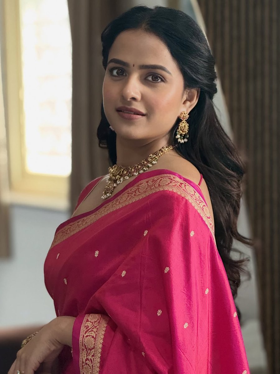 Slayersslot's tweet photo. Vaishu in a traditional saree is a different kind of beauty ❤️✨

No glamour can beat this grace, no trend can match this elegance. 

Some beauties don’t follow fashion… they become the definition of timeless beauty. 🌸👑 https://t.co/ab94UBraKg
