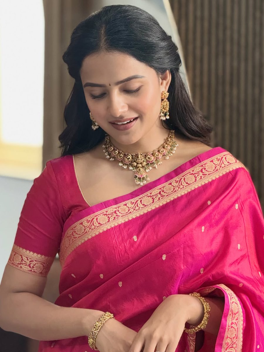 Slayersslot's tweet photo. Vaishu in a traditional saree is a different kind of beauty ❤️✨

No glamour can beat this grace, no trend can match this elegance. 

Some beauties don’t follow fashion… they become the definition of timeless beauty. 🌸👑 https://t.co/ab94UBraKg