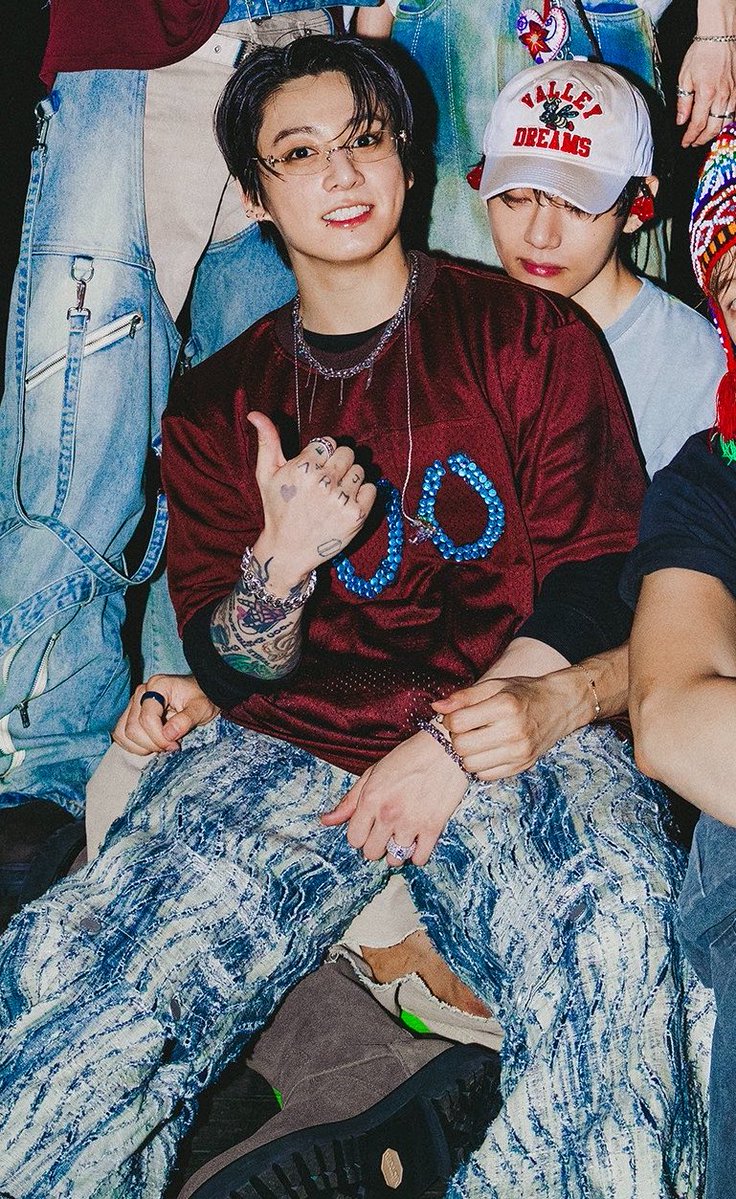 kookvtwins's tweet photo. OH MYGOD JUNGKOOK SITTING ON TAEHYUNG’S LAP 😭😭😭 https://t.co/iuU2tzPXeP