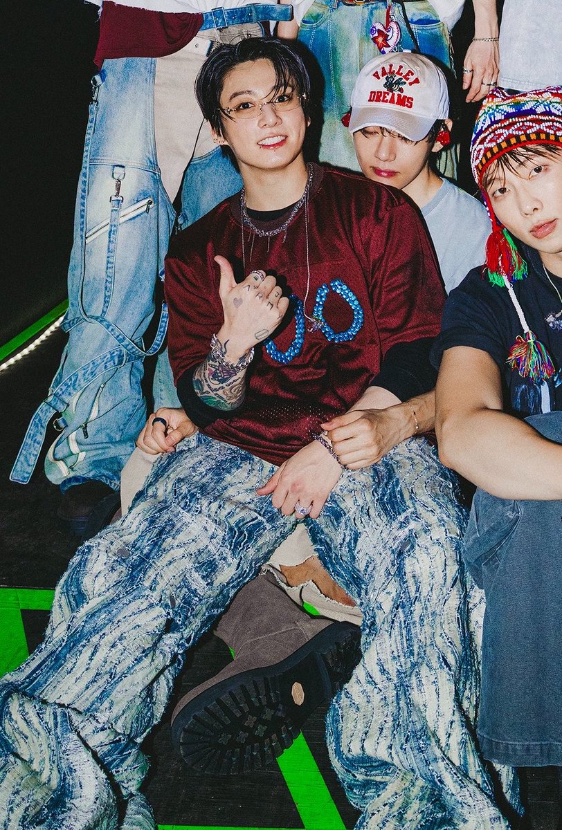 kthjjg's tweet photo. JUNGKOOK SITTING ON TAEHYUNG’S LAP IM FUCKING SCREAMINGGGG https://t.co/oSvkMTRphI