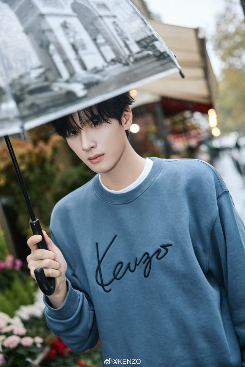 xiaoxindaily's tweet photo. #ZhanXuan #展轩 stuns in KENZO's signature logo collection! 🦊 So handsome! 🙏 https://t.co/oHLZoLOaSj