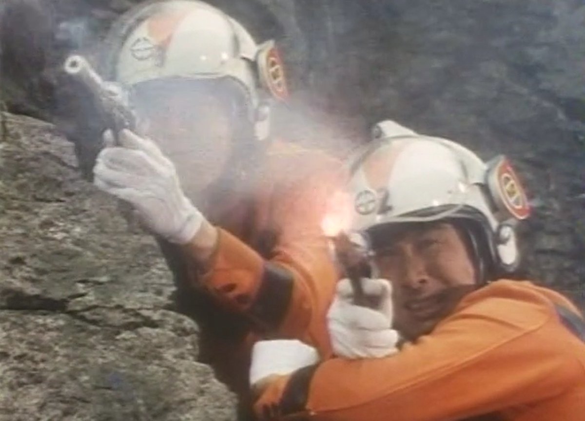 kantokuflash's tweet photo. 『MATガン登場』

今朝放映された「毒ガス怪獣出現」で新兵器「MATガン」が登場しているのに気付いた。
本編で多用されたMATの地上戦の主要武器で、武骨なデザインなかなか良いアイテムだ。
電着で曳光弾を連続発射できる仕様で、MAＴの戦闘集団としての荒々しさを演出した代表的な武器である。
子供でも扱える簡単さが売りだ。

思えばＭＡＴ隊員の標準武器、MATシュートは初期話数では光線兵器だった。
かつての科特隊やウルトラ警備隊の携帯武器（スーパーガン、ウルトラガン）はみな光線を発射し、防衛隊の未来的な雰囲気を演出していた。
「帰ってきたウルトラマン」のMATも当初は光線を発射していたが、すぐに実体弾を発射する方式に変わる。
MATアローなどの航空兵器もほとんど光線を使用しない。
製作の事情としては十分理解できることで、光学合成を多用すれば費用がかさむのが一番の理由であると思う。

しかし電着のプロップガンを使用することにより、MATには近未来感が減ったが、逆にリアリティが増している。
ジープにバスーカ砲で怪獣と地上戦を戦うMATチームには何か荒々しい本物感が漂う。
予算削減でそうなったにしても、ここはマイナス材料ではないと思えるのだ。
#帰ってきたウルトラマン