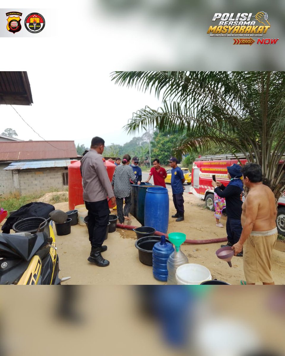 BidhumasKalbar's tweet photo. SAAT KEMARAU MELANDA, POLRI HADIR MEMBAWA AIR DAN HARAPAN! 

Polsek Sekadau Hilir bersama Dinas Pemadam Kebakaran dan Penyelamatan Kabupaten Sekadau menyalurkan 12.000 liter air bersih kepada warga Dusun Ensibau dan Dusun Entada, Desa Bokak Sebumbun, Kabupaten Sekadau https://t.co/PpcXsAwE6q