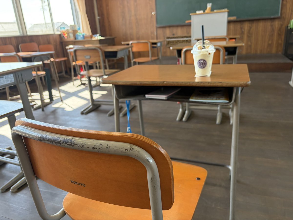 kaiDandy_SD22's tweet photo. デカめの大人が小学校の教室で1人でシェイクを飲んでる背徳感 https://t.co/HHvdvHvxKF