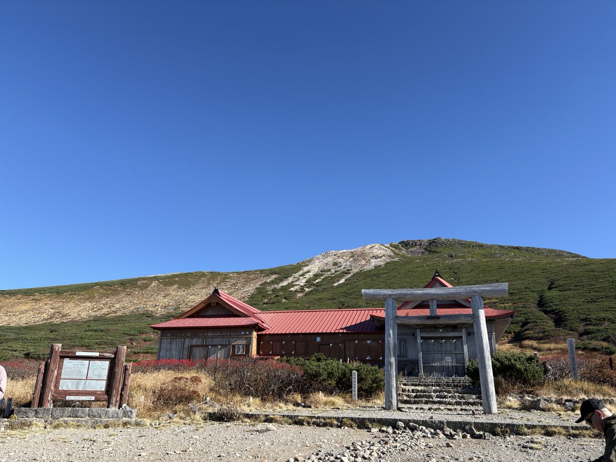 sirusirumatta's tweet photo. 白山登ってきました。
午前中後半から汗ばむ気温になりましたが、天気も良く気持ち良く登れました https://t.co/Umxp36LUqb