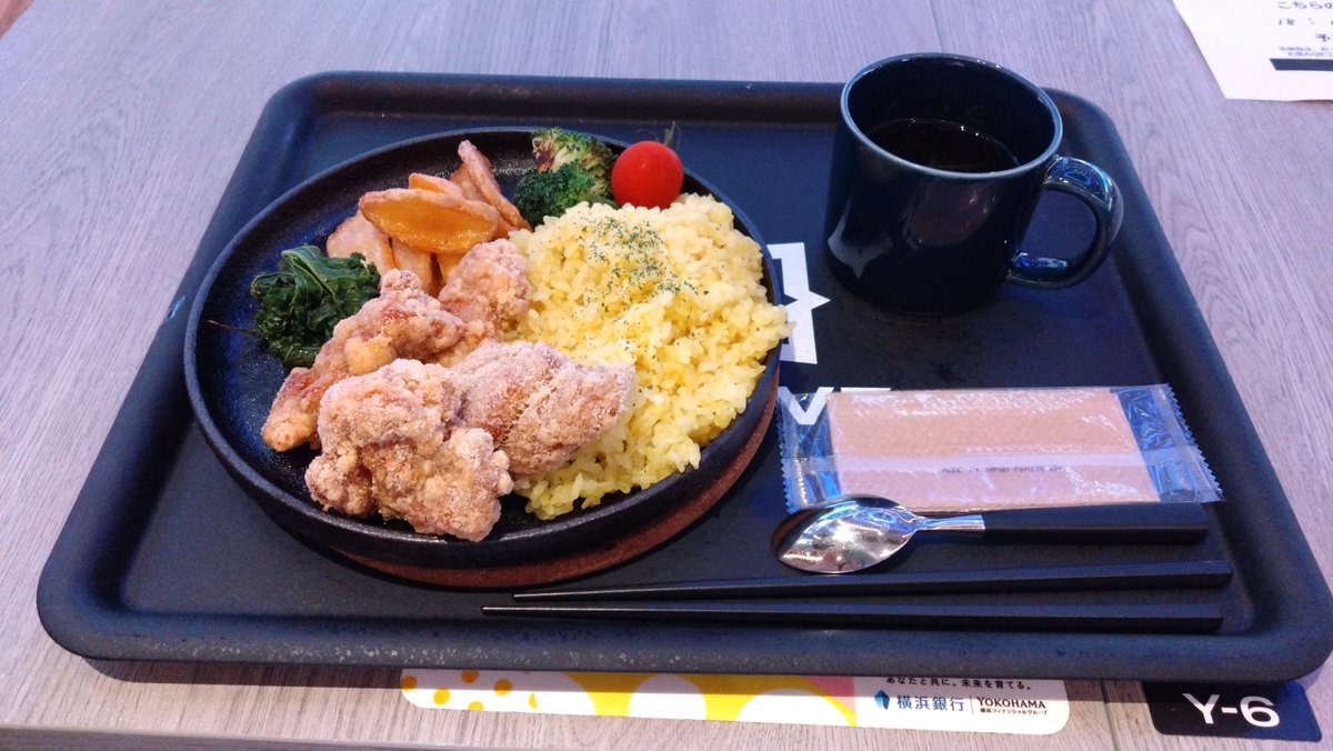 ikisitinin's tweet photo. 初めて関内駅前の『THE LIVE』に行きました☆ベイカラ美味しかった✨マスコットラバーチャームはDB.スターマンが当たって嬉しい！親がチャピー好きなのでキャップマスコットもお迎えしました☆今日からクライマックスシリーズ！絶対勝つぞ！BAYSTARS！！☆ https://t.co/i0BKKJsnmv