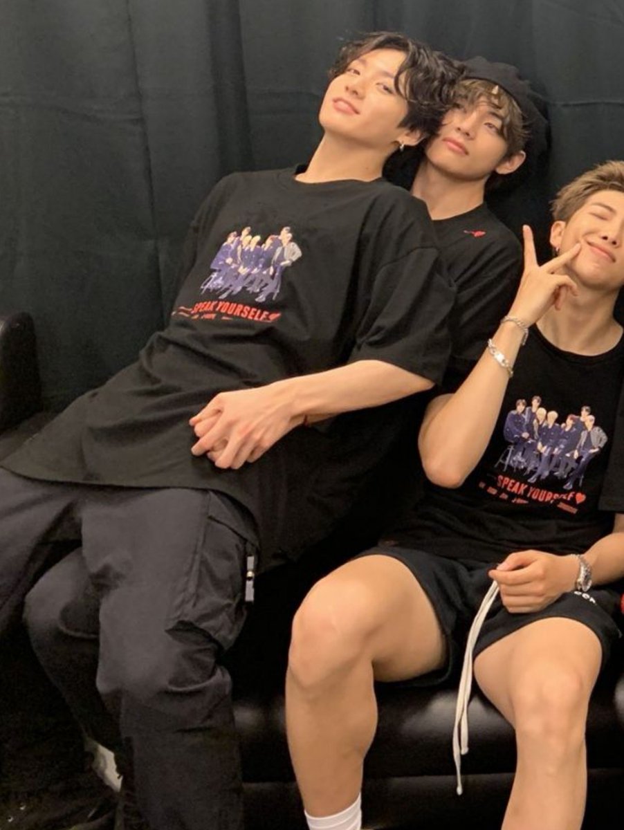 koovarbie's tweet photo. THE LAP MOMENT GOT RECREATED YALL 😭😭 https://t.co/T3f4FXqR4o